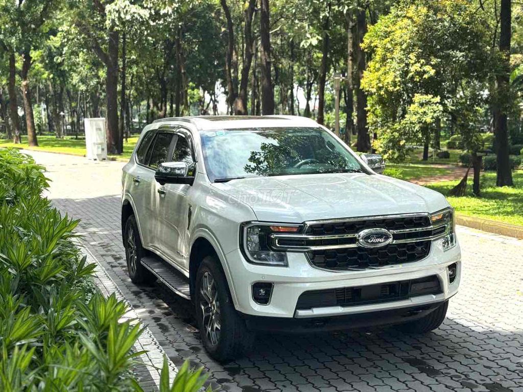 Ford Everest Titanium 2024 - 7.500km Trắng