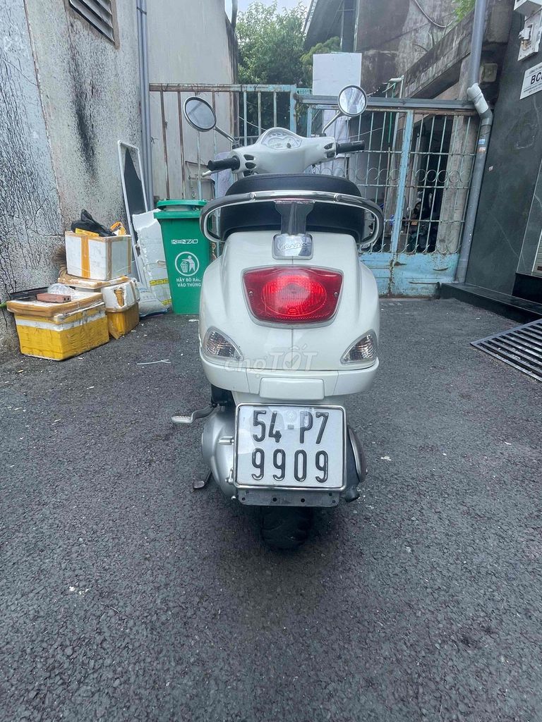 Piaggio Vespa белая