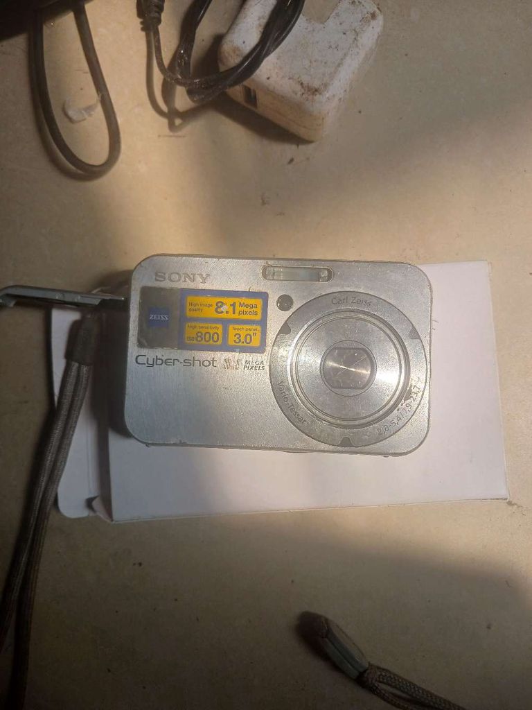 Máy ảnh Sony Cyber-shot Bạc. Mua bán Máy ảnh, Máy quay tại Thành phố Thủ Đức Tp Hồ Chí Minh được đăng bởi ngoc hình 1