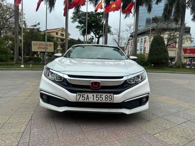 Bán Honda Civic 2019 số tự động màu trắng, xe đẹp