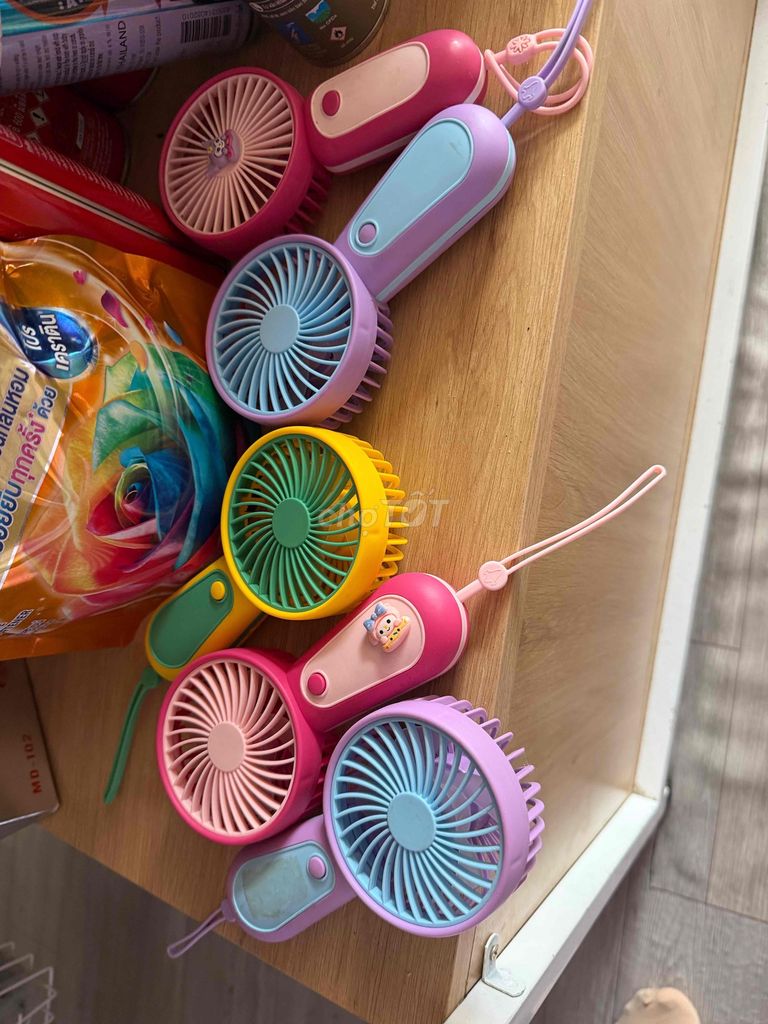 Quạt cầm tay sạc pin nhiều màu. Mua bán Quạt tại Huyện Nhà Bè Tp Hồ Chí Minh được đăng bởi Như hình 1