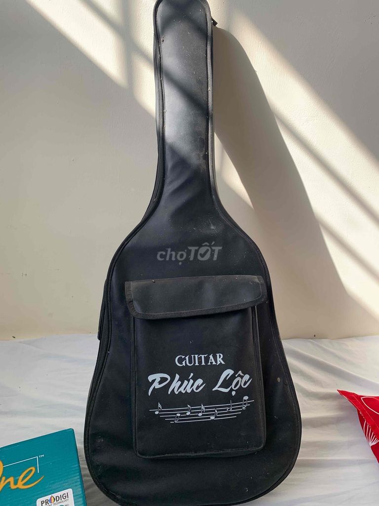 Cây đàn guitar như hình