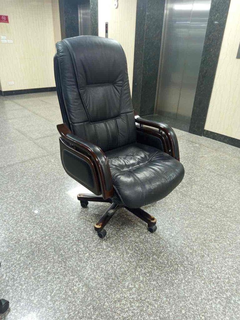 Ghế văn phòng Da Gỗ Đen có bánh xe. Mua bán Đồ dùng văn phòng tại Quận Bắc Từ Liêm Hà Nội được đăng bởi lê vy hình 1