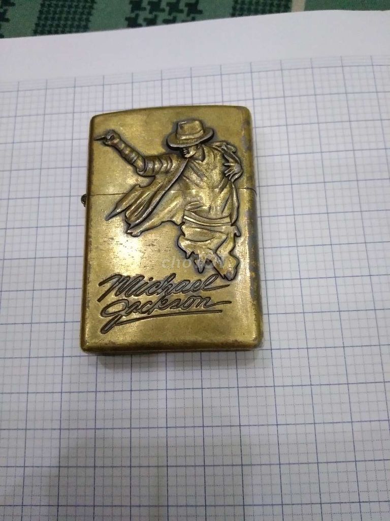 Quẹt zippo như hình cho anh em mồi thuốc sưu tầm