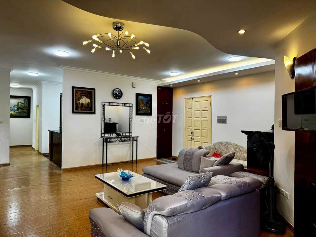 Cho thuê CHCC Làng QT Thăng Long 4PN full nội thất đẹp chỉ hơn 20tr