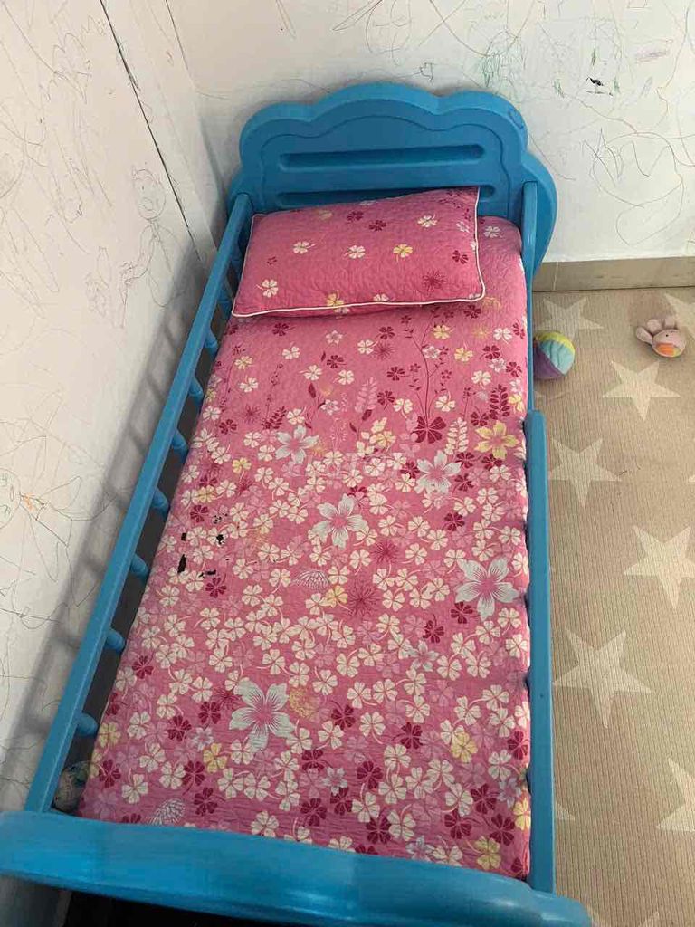 Giường trẻ em 1m42x78x61cm. Mua bán Giường, chăn ga gối nệm tại Quận Thanh Khê Đà Nẵng được đăng bởi Lê Phương Linh hình 1