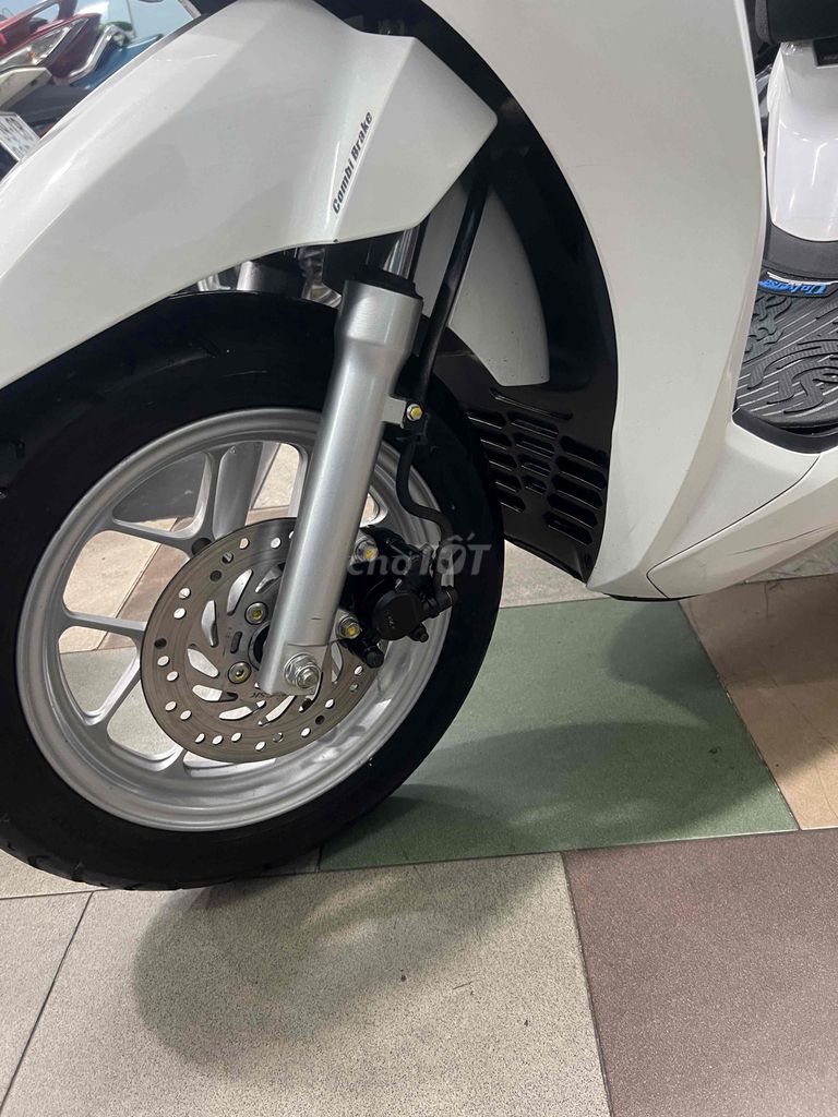mới về LEAD (4V)màu trắng tuyết mới nhu thùng ac. Mua bán Xe máy tại Quận Phú Nhuận Tp Hồ Chí Minh được đăng bởi CuBi Thanh Sơn hình 3