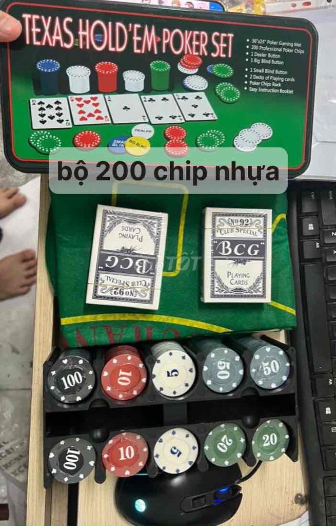 Bộ 200 chip poker có số kèm thảm bài hộp đựng