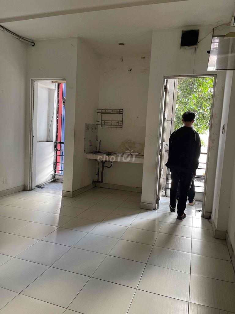 lầu 1 có 2 phòng 1 wc  có ban công  ở gđ 4 đến 5 người
