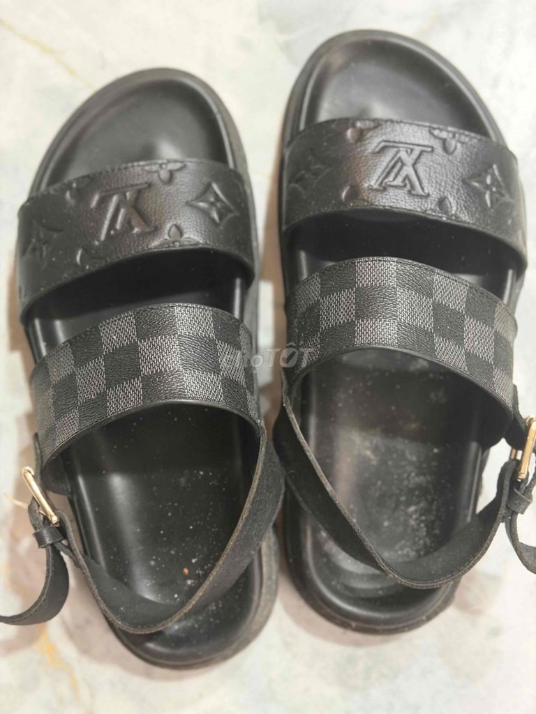 Sandal Louis Vuitton Đen Size 39 Unisex. Mua bán Giày dép tại Quận 11 Tp Hồ Chí Minh được đăng bởi tuan hình 1