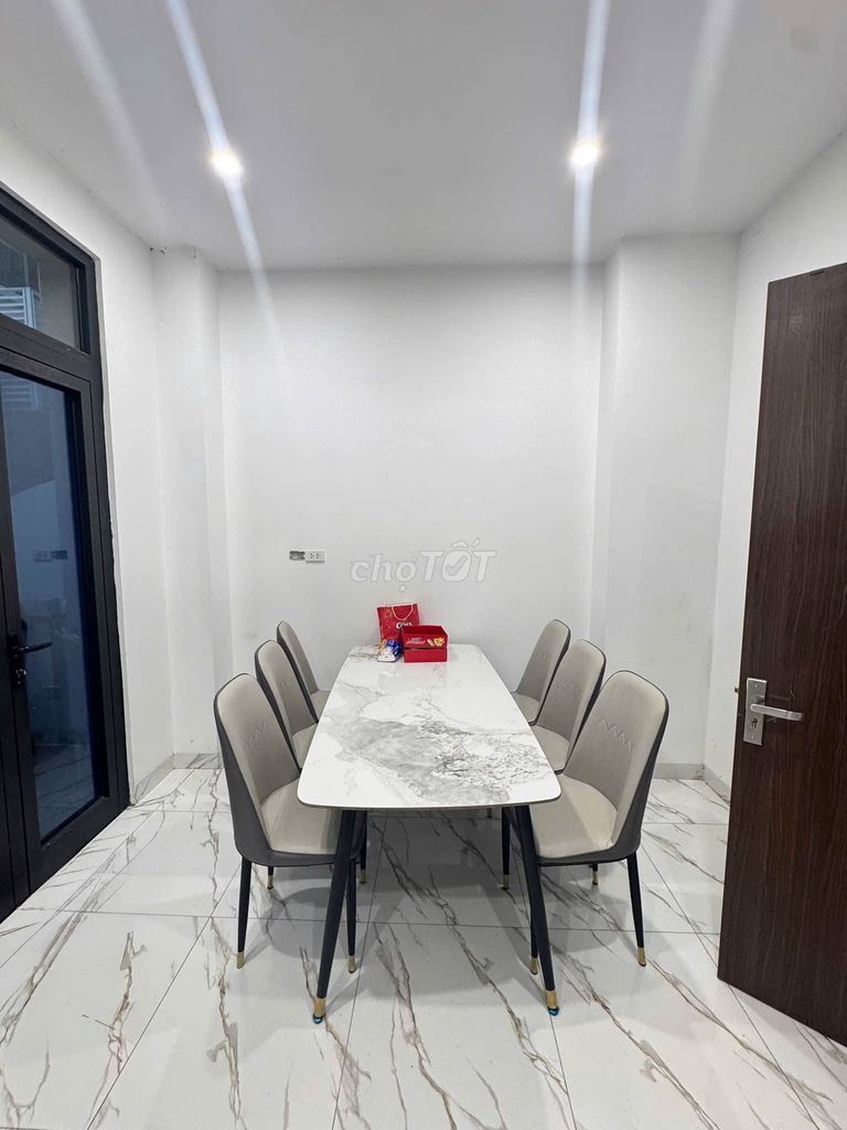 Cho thuê nhà 2 tầng Vin2 gần trung tâm