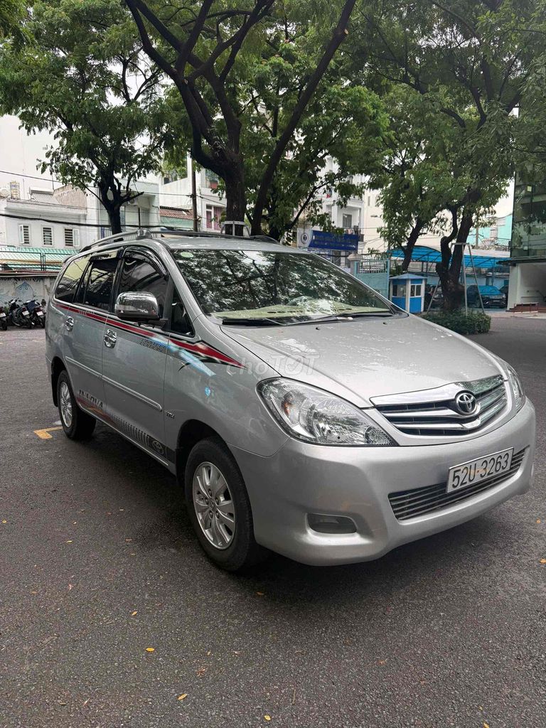 Toyota Innova V автомат, семейный автомобиль