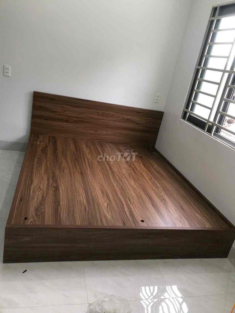 Cần bán giường 1m8 gỗ MDF