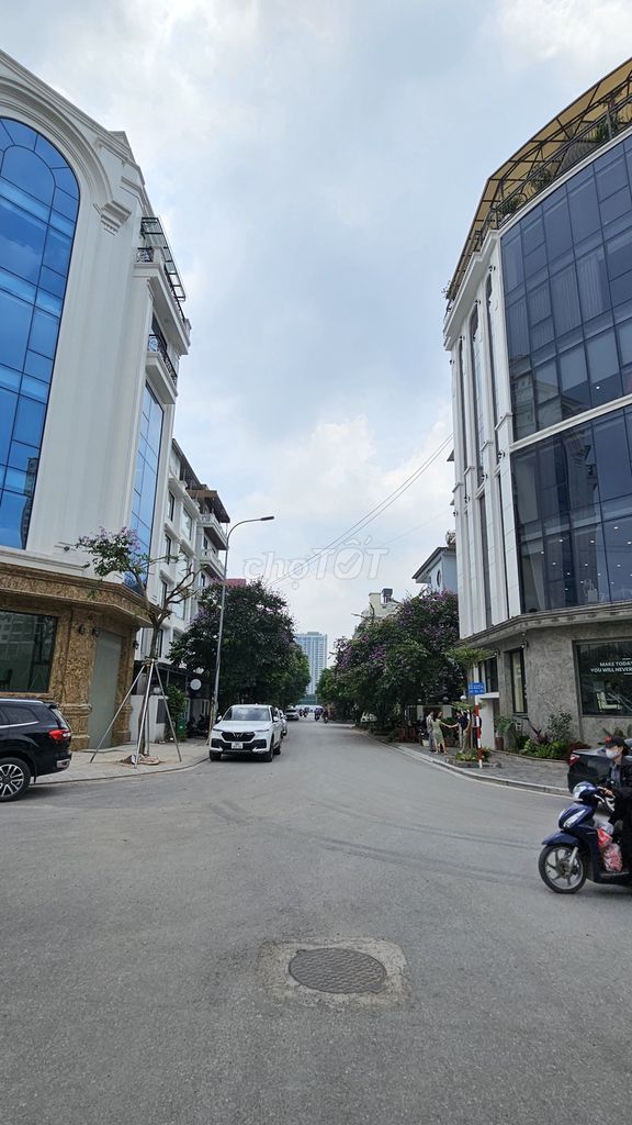 Toà VP Lô Góc - Vỉ hè OTO tránh - Khu đô thị Nguyễn Xiển - VIP