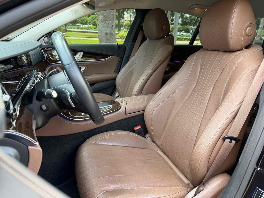 Mercedes-Benz E200 Exclusive 2021 черный 8100 миль
