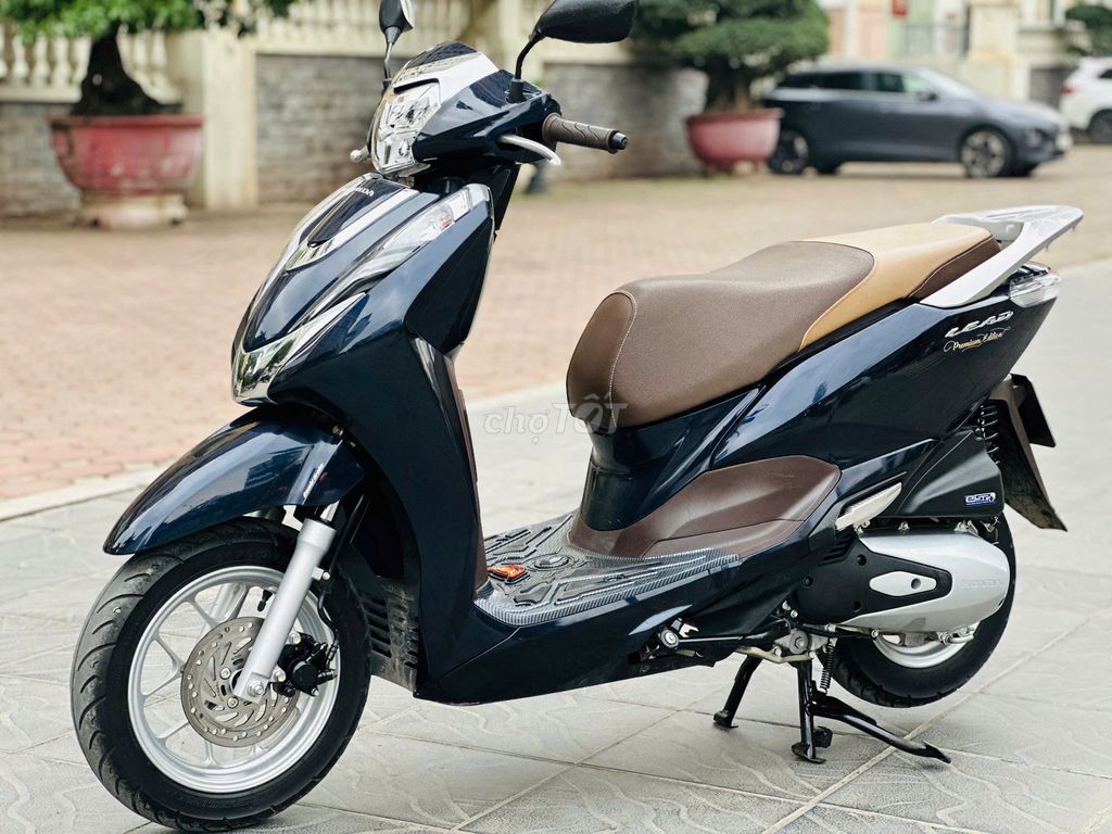 Владелец черной автомобильной фары Honda Lead Green