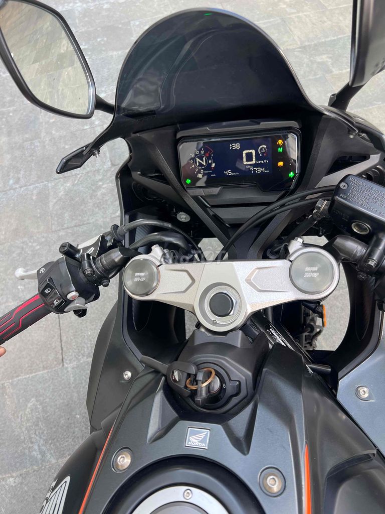 HONDA CBR650R 2022 куплена у дилера с новья в суперсостоянии