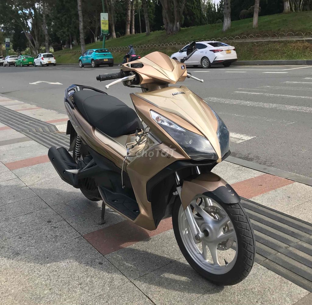 Honda Air Blade Vàng đồng. Mua bán Xe máy tại Thành phố Đà Lạt Lâm Đồng được đăng bởi Đạt hình 8