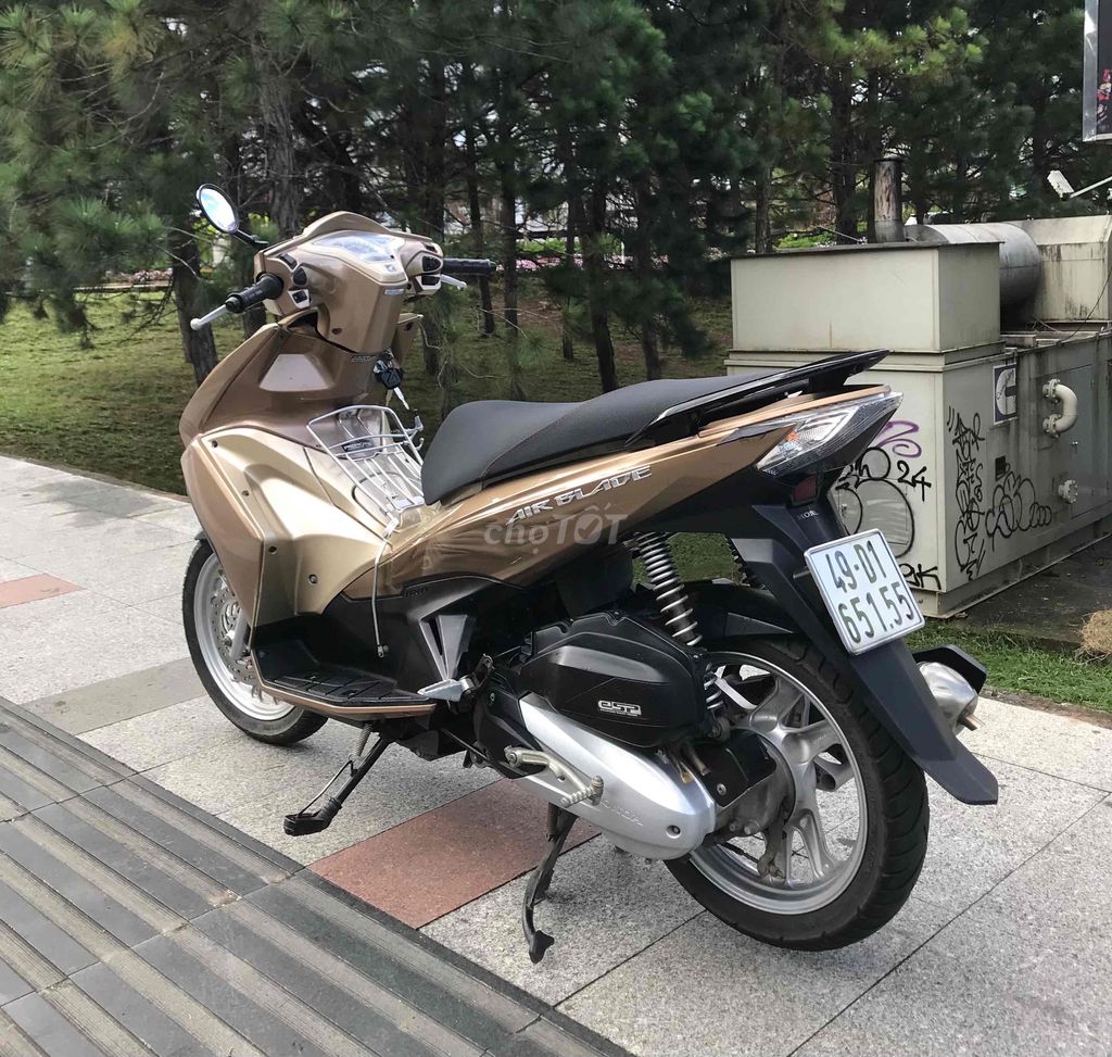Honda Air Blade Vàng đồng. Mua bán Xe máy tại Thành phố Đà Lạt Lâm Đồng được đăng bởi Đạt hình 2