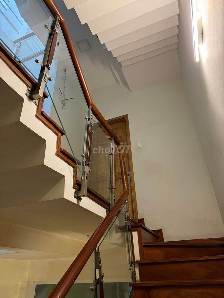 BÁN NHÀ – MẶT TIỀN TRẦN VĂN KIỂU, P.10, Q.6 – NỘI THẤT GỖ CAO CẤP