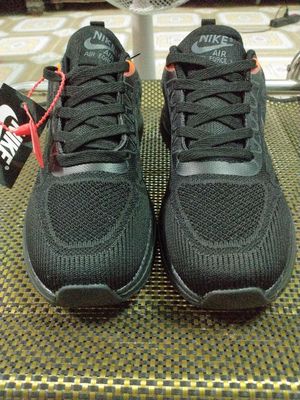 Giày thể thao Nike size 44 màu đen.
