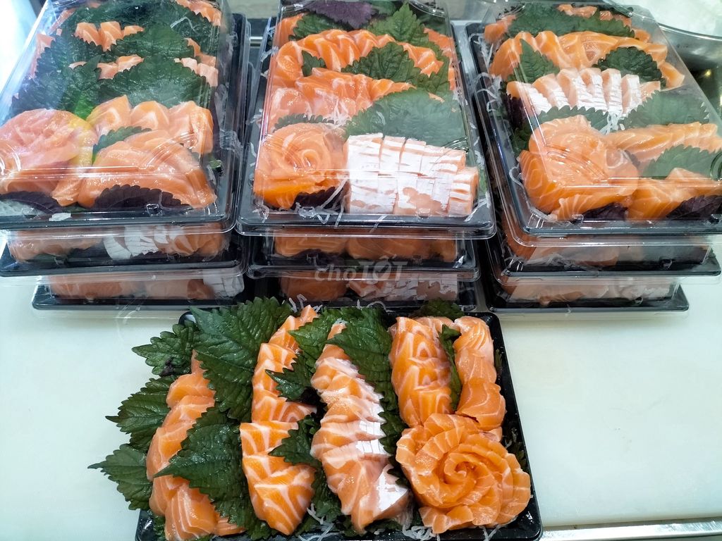 Nữ Đóng gói quán sushi take away