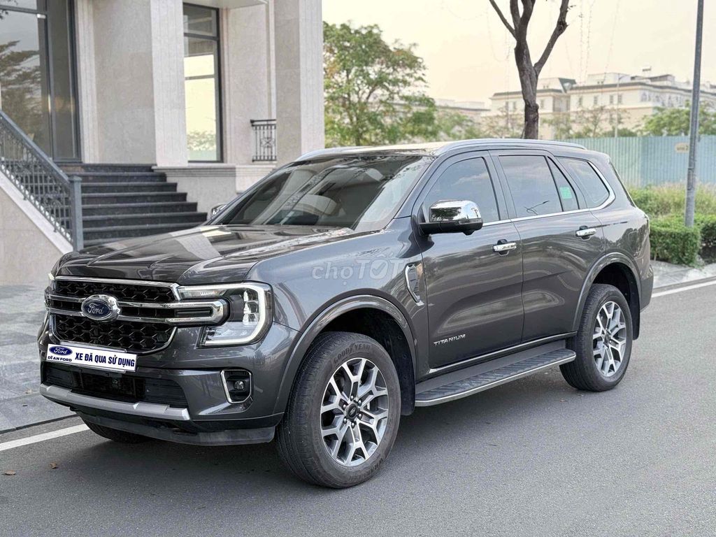 Ford Everest Titanium Xám 7 chỗ 30575 km. Mua bán Ô tô tại Thành phố Dĩ An Bình Dương được đăng bởi Trung tâm xe qua sử dụng Di An Ford hình 5