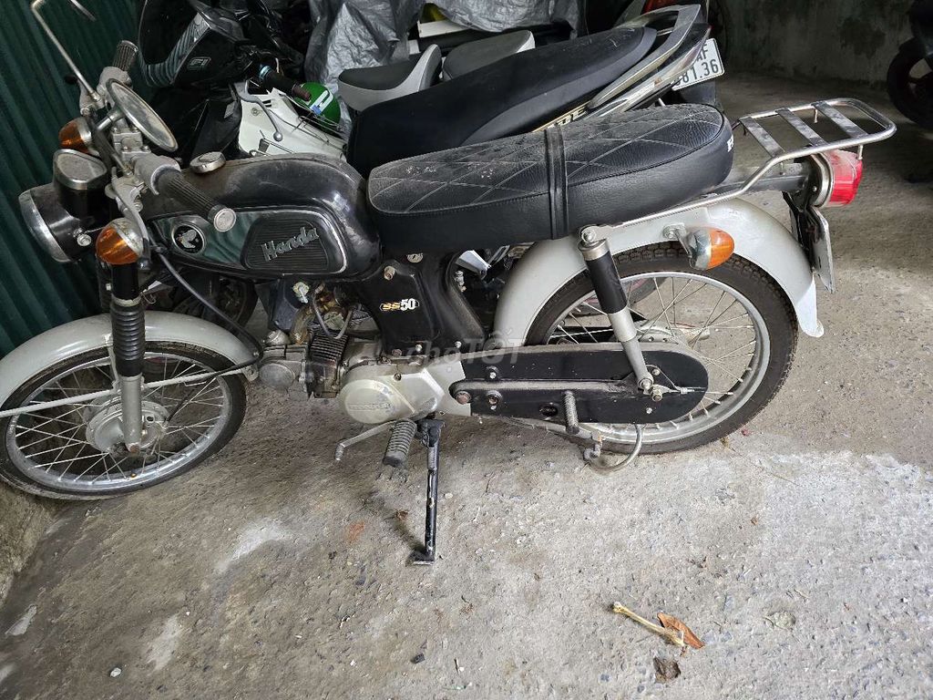 Черный мопед Honda SS50, регистрация Биньдинь
