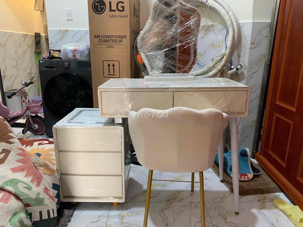Bàn trang điểm gỗ trắng hiện đại. Mua bán Bàn ghế tại Quận 8 Tp Hồ Chí Minh được đăng bởi Tâm tâm hình 1