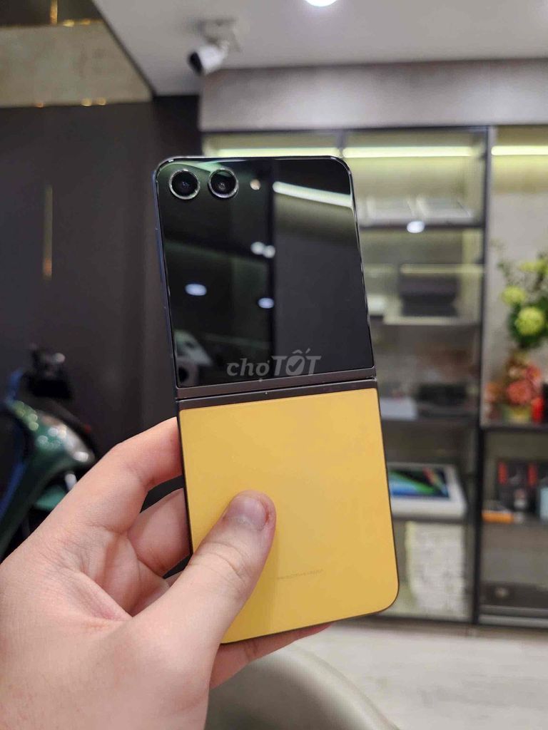Samsung Galaxy ZFlip5 512GB Vàng Đặc Biệt VN/A 99%. Mua bán Điện thoại tại Quận 8 Tp Hồ Chí Minh được đăng bởi TRƯỜNG MOBILE HỆ THỐNG BÁN LẺ SMARTPHONE  hình 1