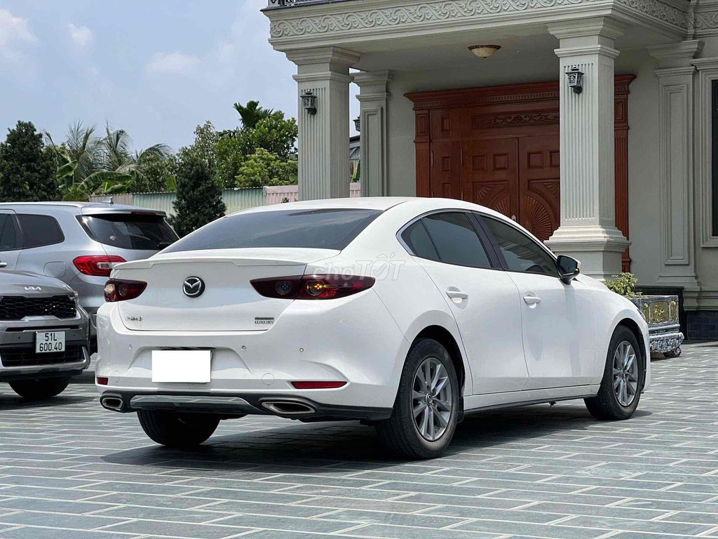 Mazda Mazda 3 Luxury 2023 белый 26000 км