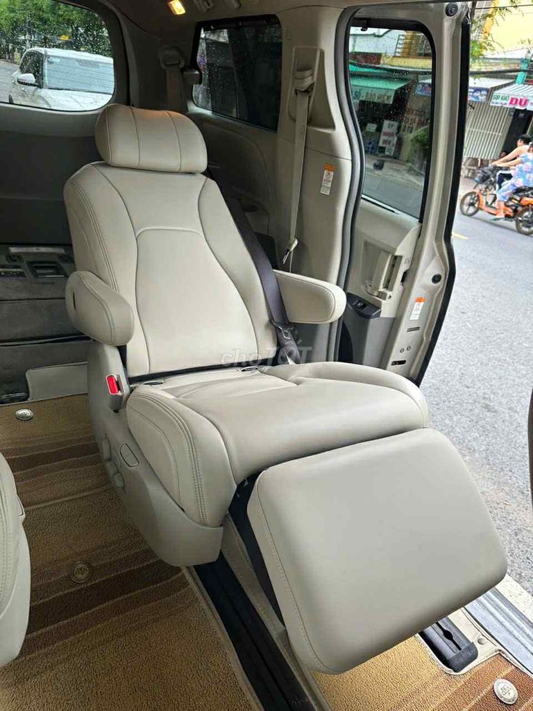 Toyota Sienna 2015 3.5LE màu vàng cát. Mua bán Ô tô tại Thành phố Mỹ Tho Tiền Giang được đăng bởi Anh Năm hình 6