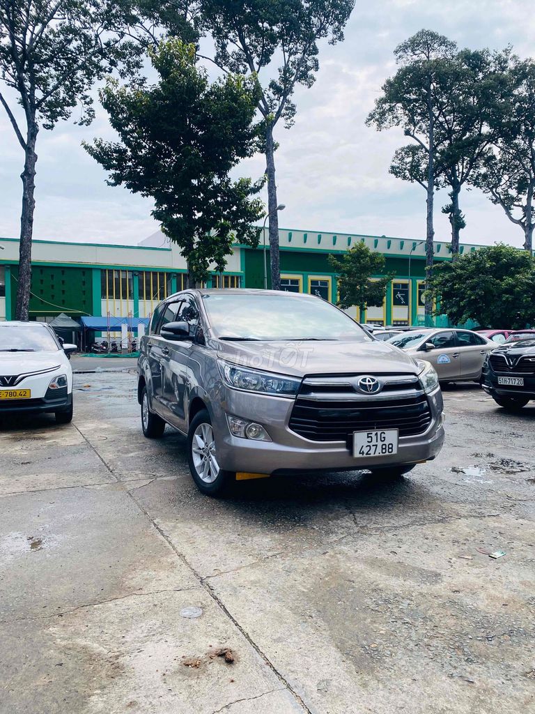 Toyota Innova 2017 8-местная металлическая бронза
