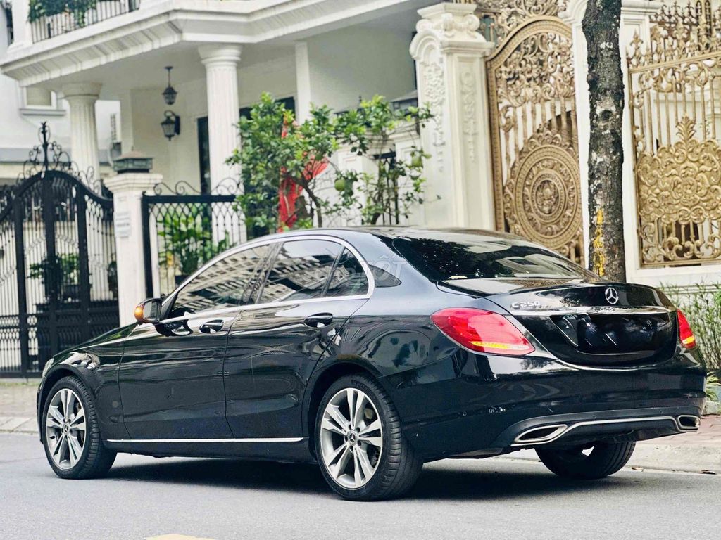 Mercedes C250 Exclusive 2018 màu đen siêu đẹp. Mua bán Ô tô tại Quận Cầu Giấy Hà Nội được đăng bởi Cao Quý hình 4