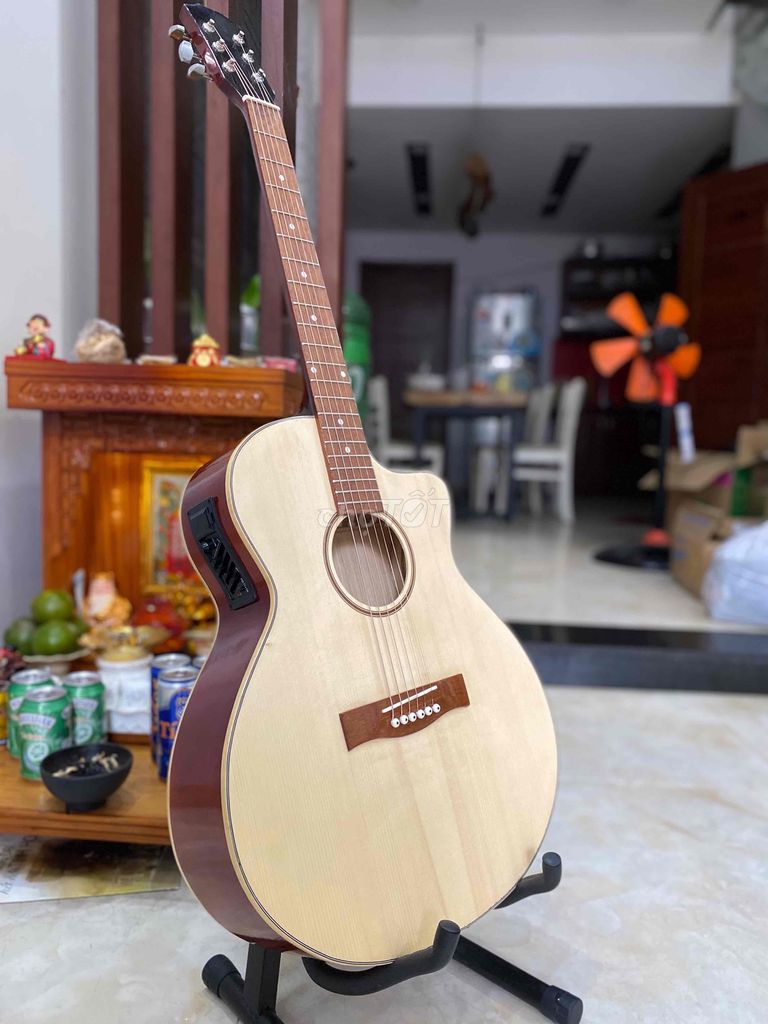 Thanh lý guitar gỗ hồng đào có EQ ra loa