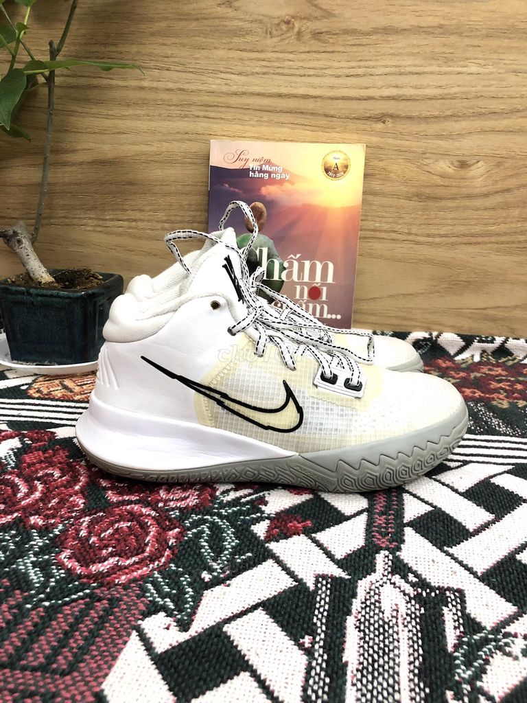 Đôi giày thể thao nữ hiệu Nike Kyrie chính hãng