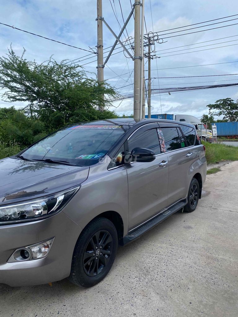 Toyota Innova 2.0 E 2019 серый металлическом 109 000 км