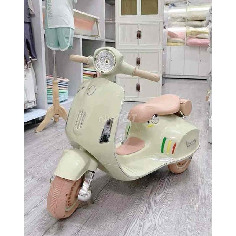 xe Vespa điện cho bé có đèn và nhạc trẻ em