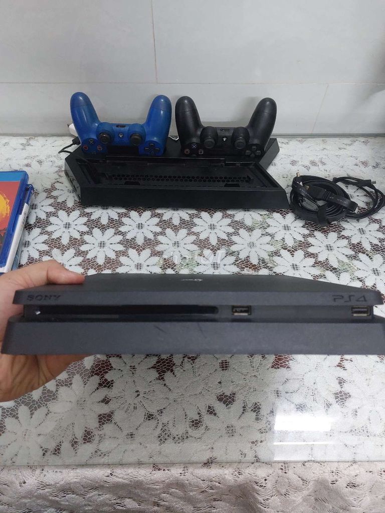 CẦN PASS PS4 SLIM 500GB CÓ TẶNG KÈM PHỤ KIỆN ĐĨA