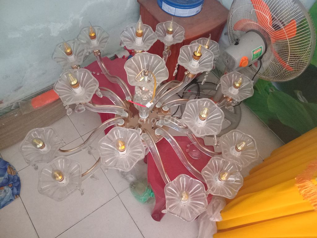 Đèn chùm thủy tinh màu vàng đồng. Mua bán Đèn tại Quận Cẩm Lệ Đà Nẵng được đăng bởi Tên chưa cung cấp hình 1