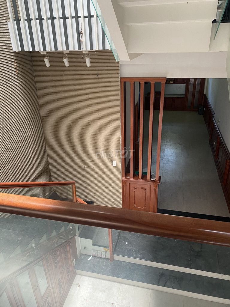 Nhà cho thuê 7,5x32m 4 lầu có thang máy Hoàng Văn Thụ P4 Tân Bình