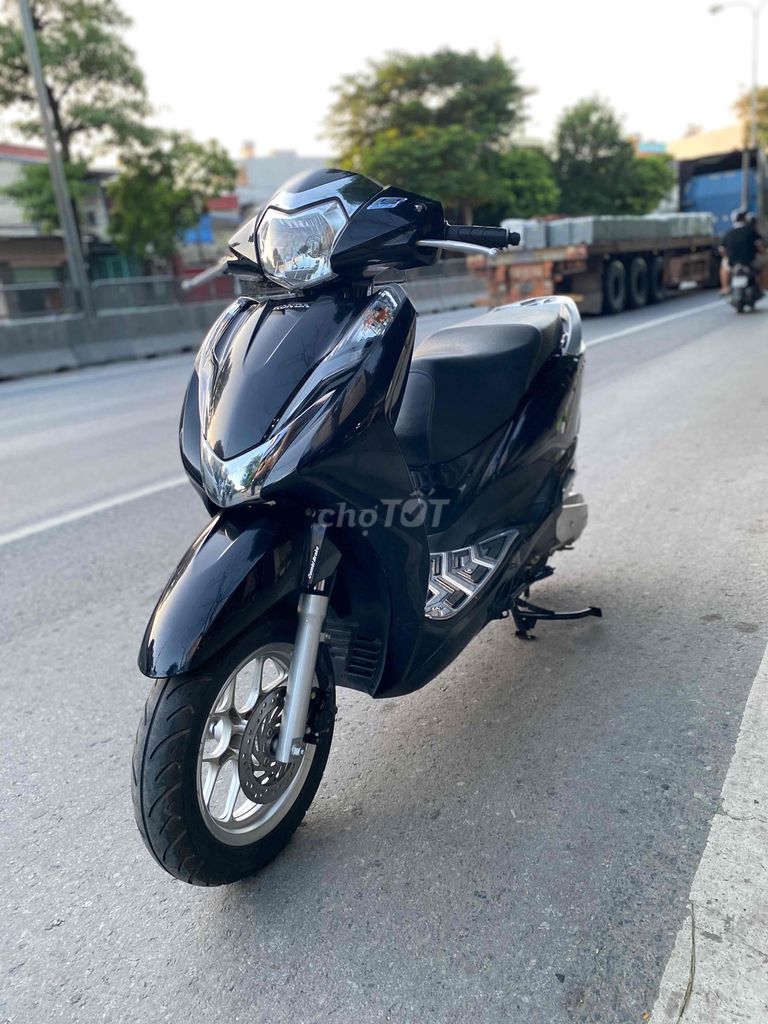 Черный скутер Honda Lead