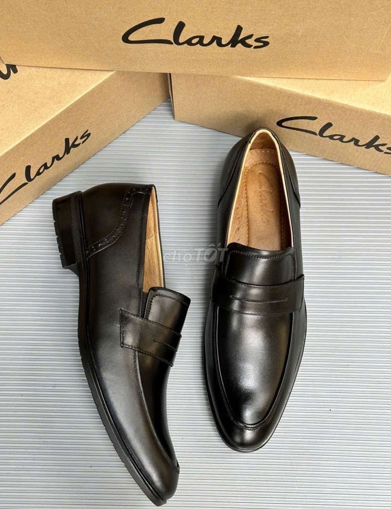 Clarks nâu và đen