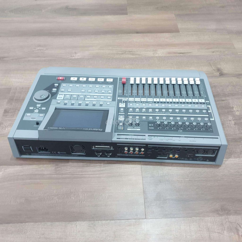 Mixer số Roland VS1680