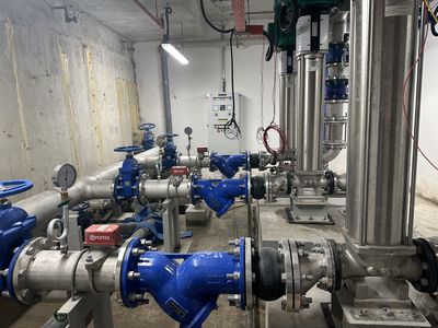 Nhân viên vận hành máy hàn tự động