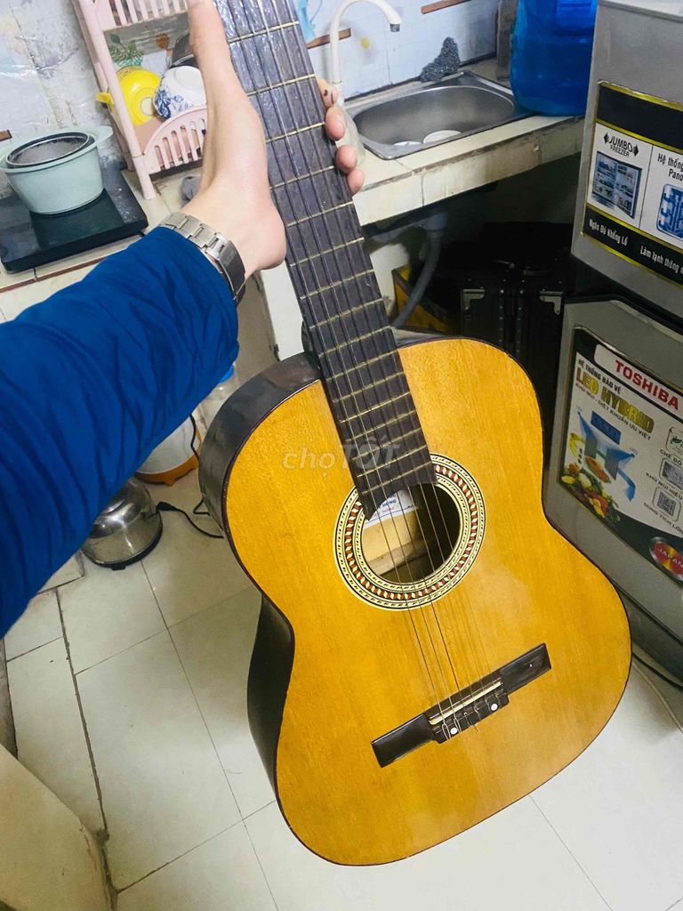 Đàn guitar gỗ màu Nâu vàng. Mua bán Nhạc cụ tại Quận Thanh Xuân Hà Nội được đăng bởi nguyen hình 1
