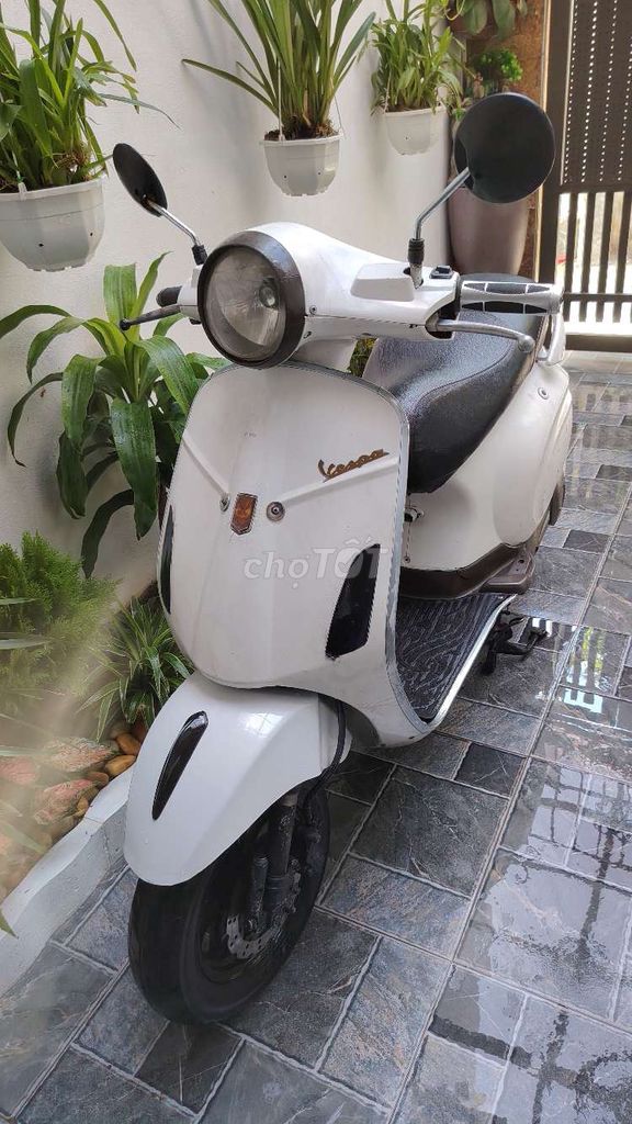 Белый электрический скутер Vespa