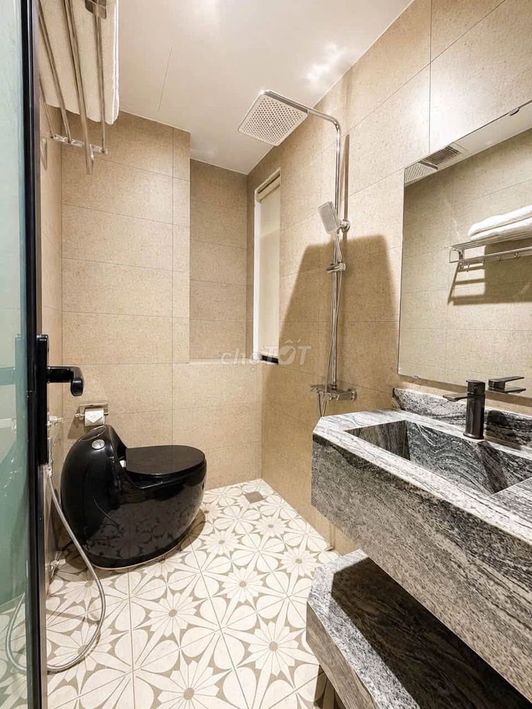 Bright studio with many windows on Trần Hưng Đạo — photo 3