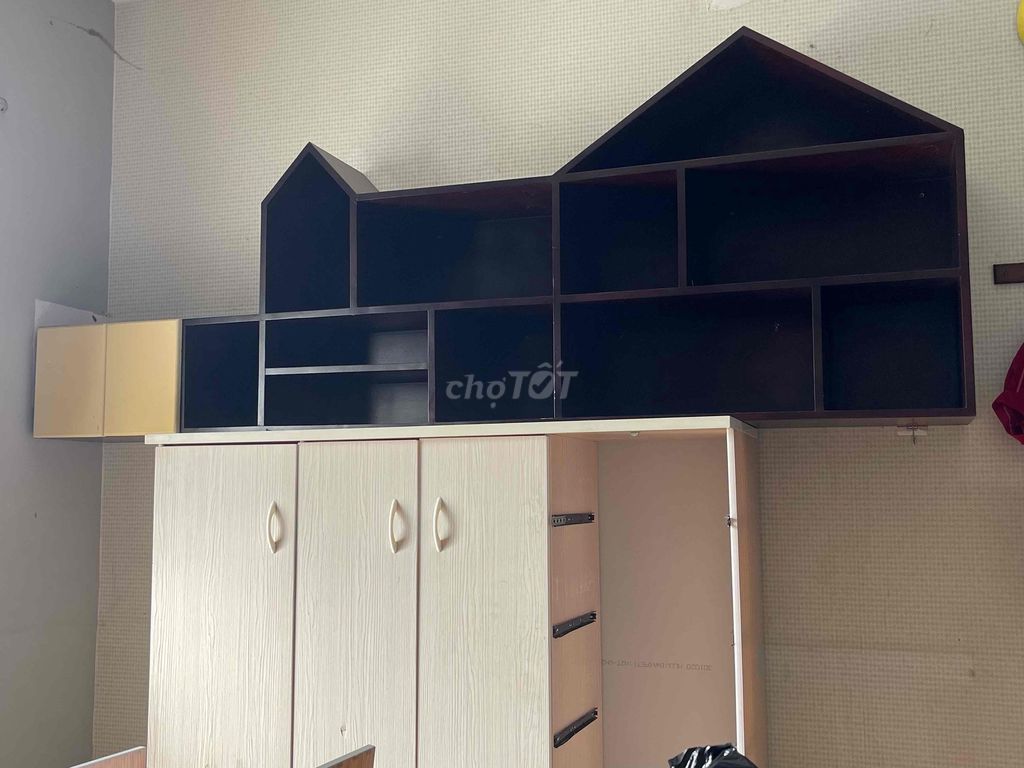 Một kệ sách gỗ màu nâu kiểu dáng như hình. Mua bán Tủ, kệ gia đình tại Quận Tân Phú Tp Hồ Chí Minh được đăng bởi Thanh Cherry hình 1
