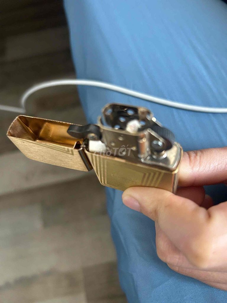 Bật lửa Zippo Kim loại Vàng Cổ điển Sưu tầm. Mua bán Đồ sưu tầm, đồ cổ tại Quận Tân Phú Tp Hồ Chí Minh được đăng bởi Thắm hình 1